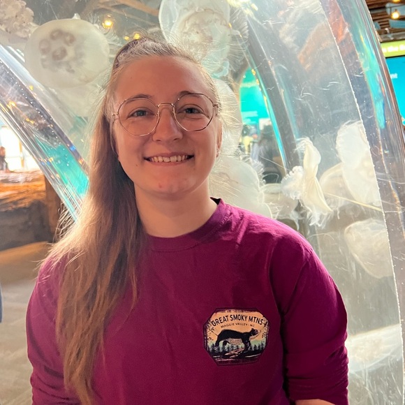 Meet your Posher, Alyssa - Picture 2 of 3